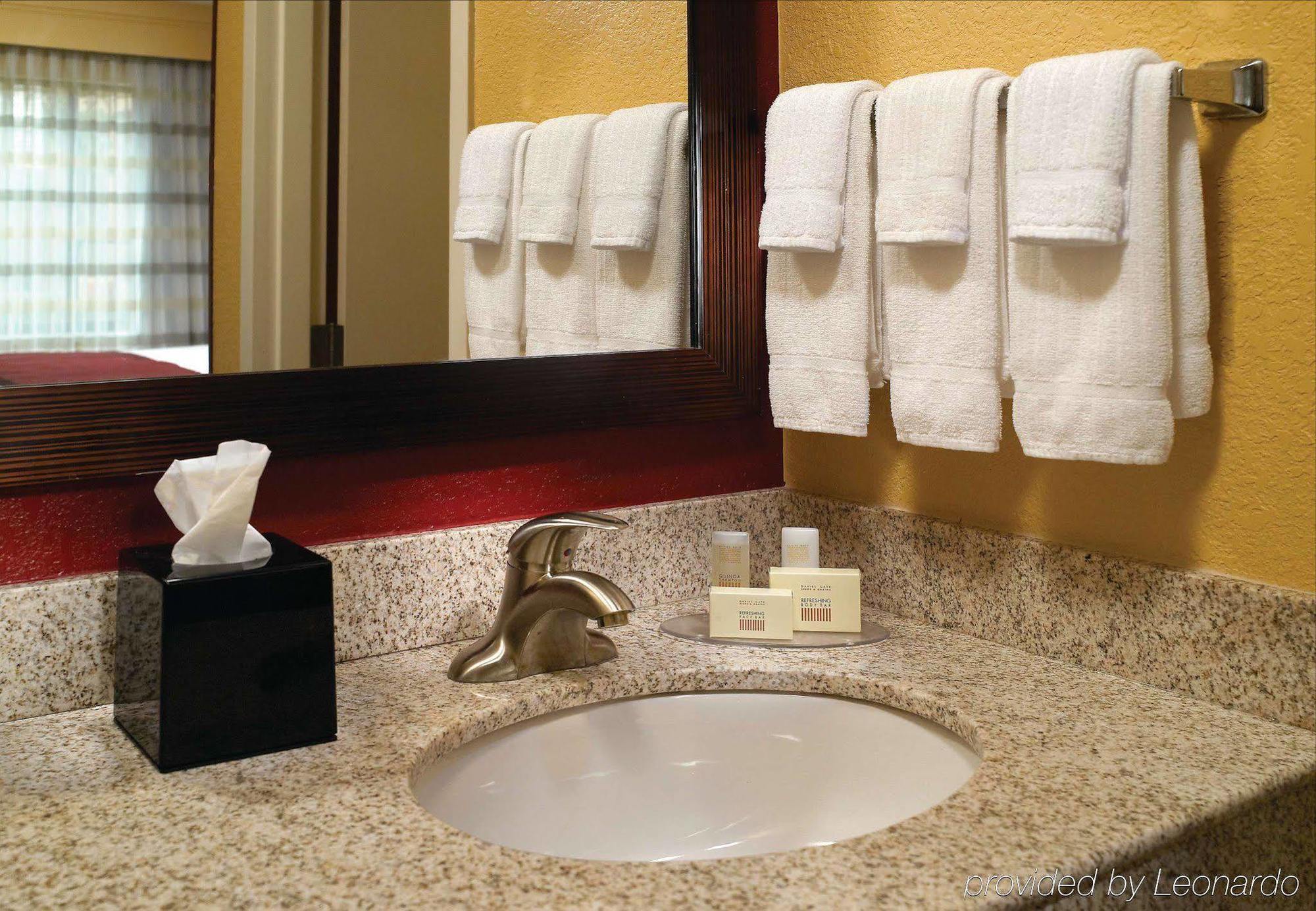 Courtyard By Marriott Macon Hotel Стая снимка