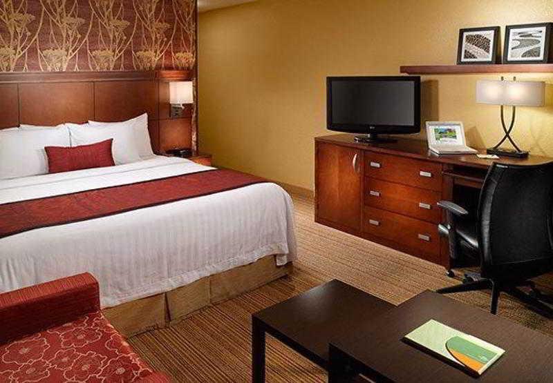 Courtyard By Marriott Macon Hotel Стая снимка