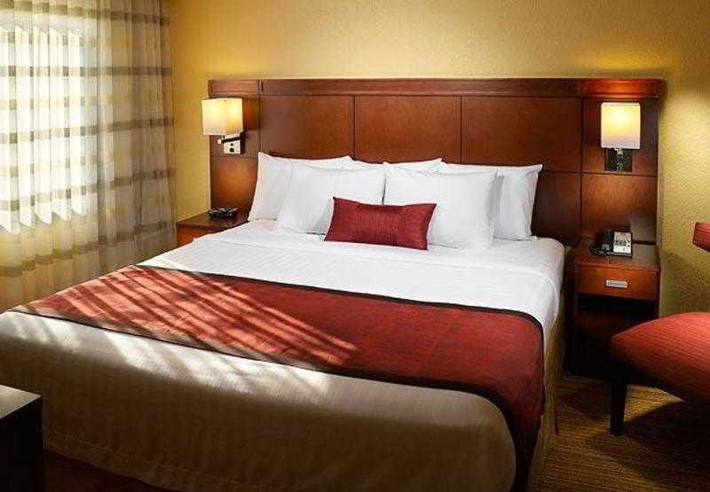Courtyard By Marriott Macon Hotel Стая снимка