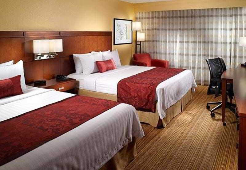 Courtyard By Marriott Macon Hotel Стая снимка